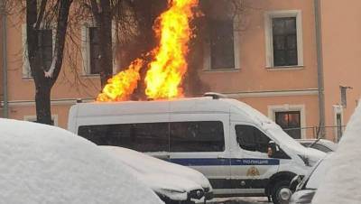 В центре Москвы автомобиль Росгвардии загорелся из-за технических неполадок