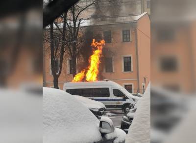 СМИ уточнили причину возгорания полицейской машины в Москве
