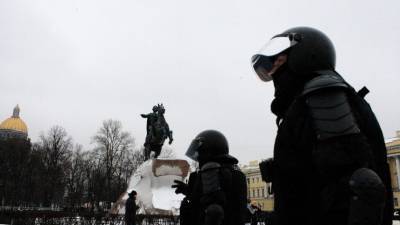 Видео: В Петербурге на незаконной акции ранили сотрудника ОМОН