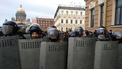 На Исаакиевской площади при разгоне протестующих пострадал полицейский