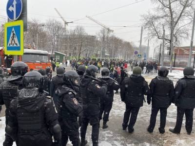 Протестующих начали задерживать возле СИЗО, где содержится Навальный