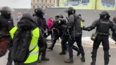 Полицейский пострадал от действий агрессивных провокаторов на митинге в Петербурге
