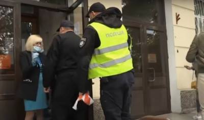 Снимала на видео: в Киеве неадекват набросился с кулаками на женщину