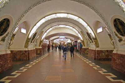 Центральные станции петербургского метро закрыли на выход