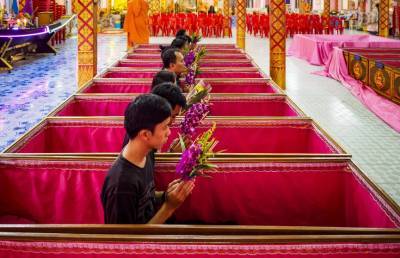 Жители Таиланда устраивают собственные похороны, чтобы избавиться от стресса и начать новую жизнь