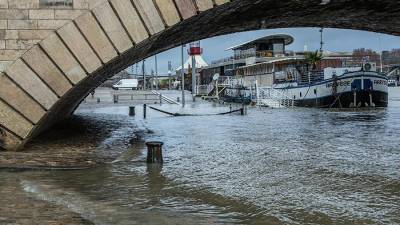 Вышедшая из берегов Сена затопила набережные в центре Парижа