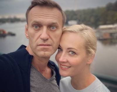 Юлию Навальную везут в отдел полиции