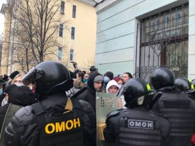 Протестующих в Петербурге жестко задерживают на площади у ТЮЗа (видео)