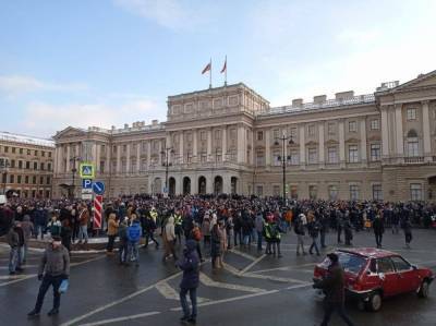 В Петербурге целая армия ОМОНа оттеснила людей от здания городского парламента