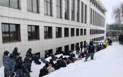 Сорвали маски и бросили на снег: в Казани жестко задержали более 100 активистов – фото, видео