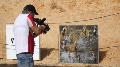 Репатриант из Одессы удивил Израиль: рисует картины выстрелами