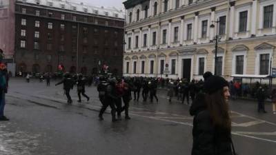 Видео: на Пионерской площади снова задерживают участников несанкционированного протеста