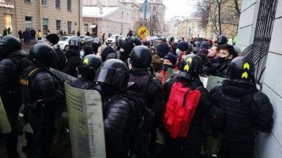 ОМОН окружил группу протестующих на Подъездном переулке