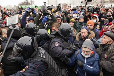 В Москве силовики массово задерживают участников акции в поддержку Навального