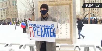 В Москве прохожий напал на парня с плакатом «Навальный – предатель» (видео)