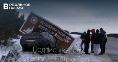 Соцсети: в Кукморском районе легковушка снесла пограничный знак
