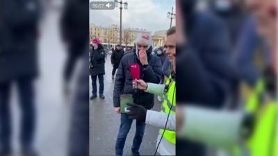 Петербурженка разоблачила митингующего с "разбитой головой"