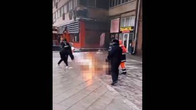 Полицейские и прохожие спасли человека, устроившего самосожжение в центре Москвы