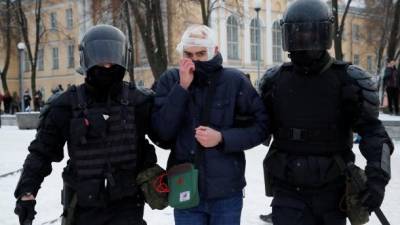 Количество задержанных на акциях протеста в России превысило 3300 человек