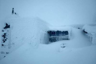 В Карпатах за два дня насыпало более метра снега: туристов предупредили об осложнениях в движении