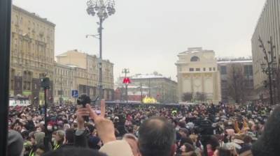 Участники незаконной акции в Москве начали взрывать петарды