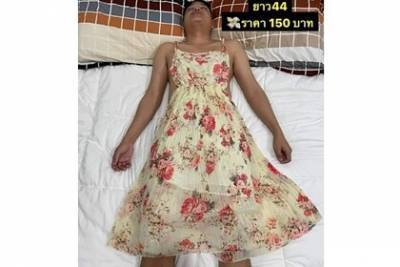Девушка показала женскую одежду на спящем муже и рассмешила покупателей