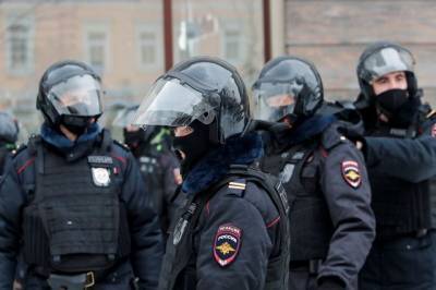 В Москве стоявшие в оцеплении полицейские помогли пенсионерке пройти к дому
