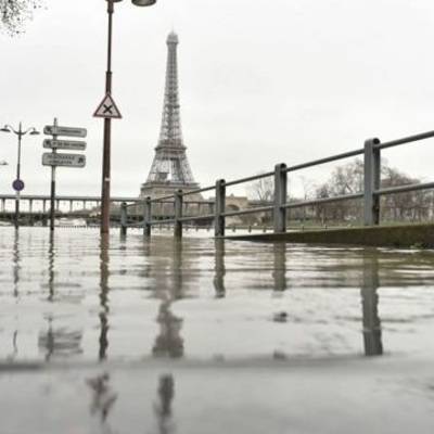 В Париже река Сена вышла из берегов