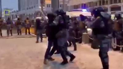 Мужчина с битой напал на сотрудников ОМОНа в Москве