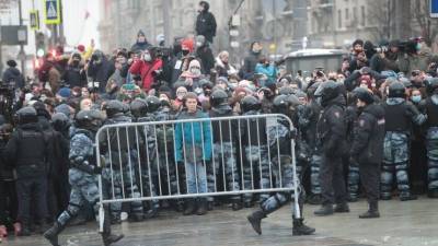 Дым и хлопки: участники незаконной акции взрывают петарды в Москве