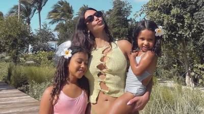 После возвращения Канье Уэста: Ким Кардашян улетела на отдых с дочками – милые фото