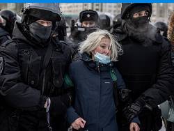 Без лишних слов: задержания в центре Москвы идут с демонстративной жесткостью