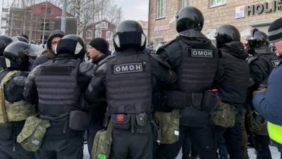 В Петрозаводске ОМОН зажал протестующих в кольцо