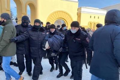 За время несанкционированного митинга в Челябинске было задержано более 120 человек