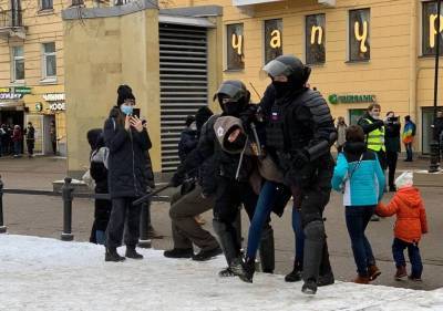 «ОВД-Инфо»: в Петербурге задержали около 800 человек