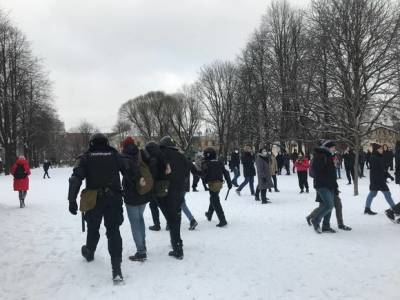 В Петербурге задержали почти 900 человек