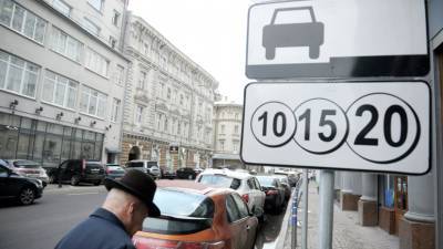 Дептранс сообщил, когда снимут ограничения на парковки в Москве