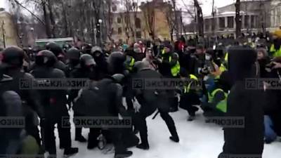 Протестующие в Петербурге распылили газ в лицо полицейскому