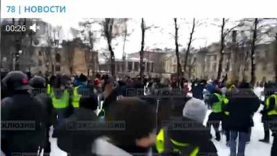 Петербургские митингующие применили газ против полицейского