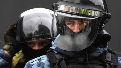 Полиция опровергла использование газа на незаконной акции в Петербурге