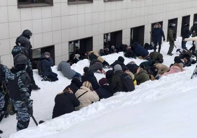 В Казани задержанных на митинге положили лицом в снег