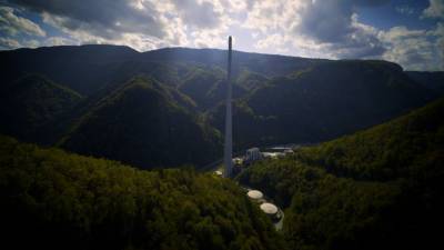 Скалолазы в Словении покорили дымовую трубу Трбовле высотой 360 метров.