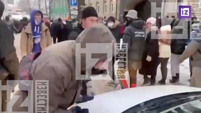 В Москве участники несанкционированной акции напали на таксиста