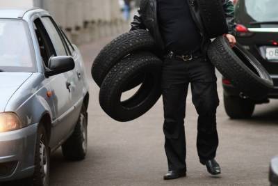 Российским водителям хотят запретить ездить на летней резине зимой