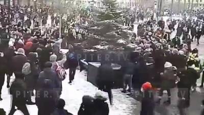 Камера видеонаблюдения засняла столкновение протестующих с полицией на Сенной площади
