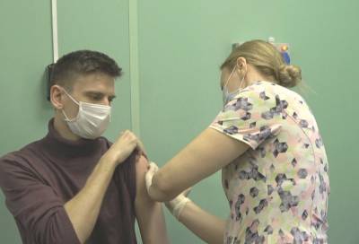 Петербуржцы со следующей недели смогут записываться на вакцинацию по телефону