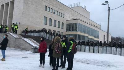 Двое участников незаконного митинга в Петербурге заключены под стражу