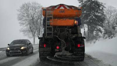 Москвичей призвали быть осторожнее на дорогах из-за сильного ветра и гололедицы
