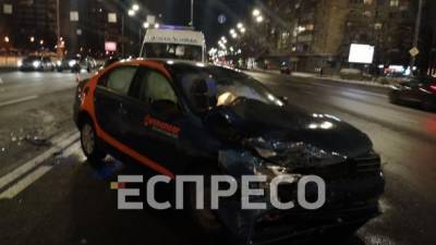 В Киеве перед зданием ЦИК столкнулись два автомобиля