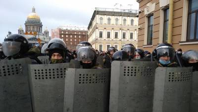 Перекрытый город, толпа у ЗакСа и жёсткие задержания: Петербург снова протестует